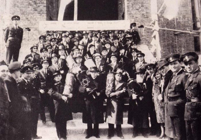 Rabbi Levin, the rabbi of Tianjin, with worshippers outside the synagogue, 1939.